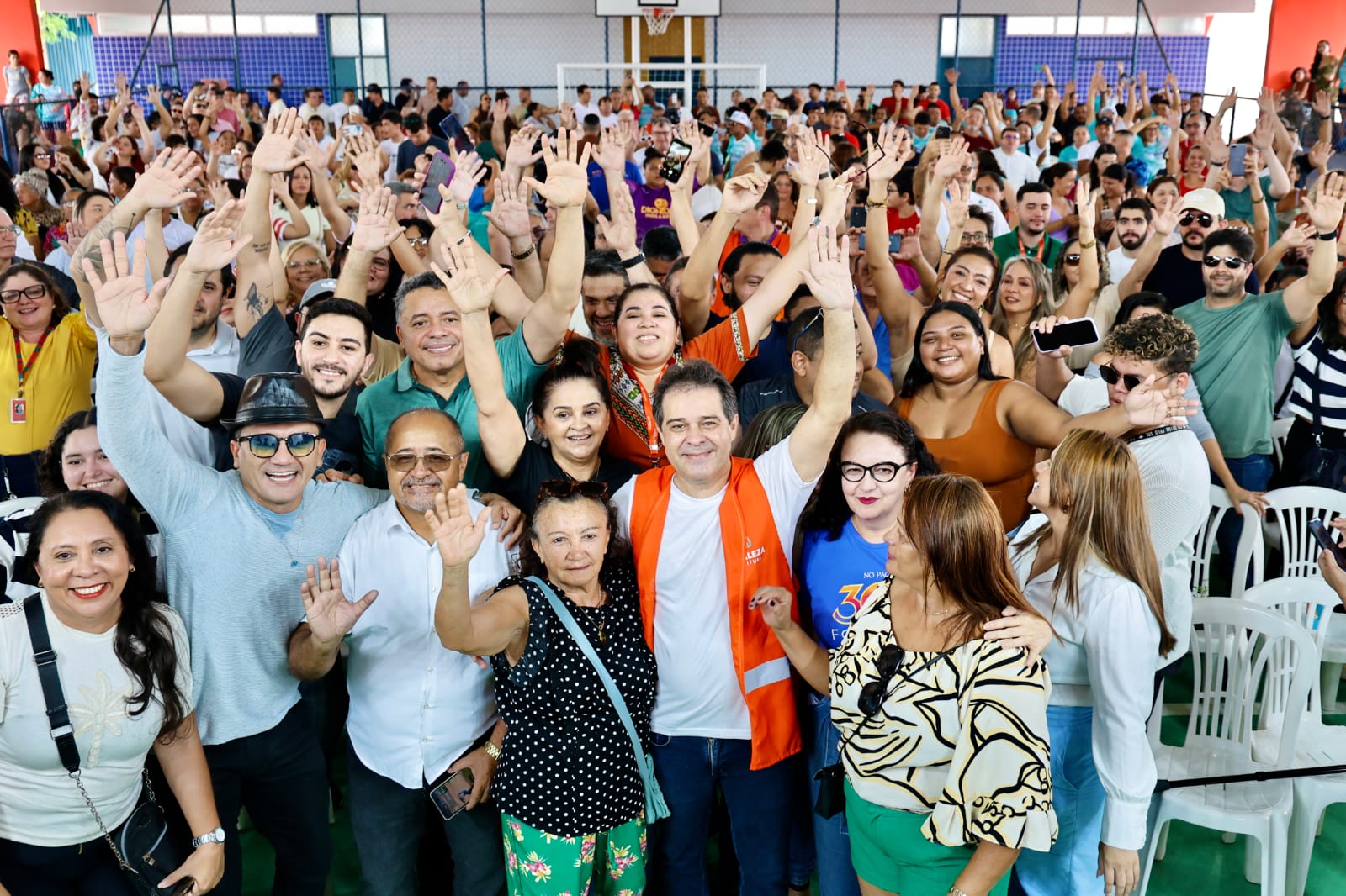 grupo de pessoas posa para a foto